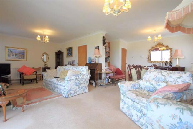 'L' Shape Lounge/ Dining Room