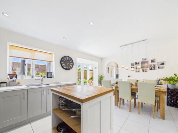 4 bed Detached for sale Image 9