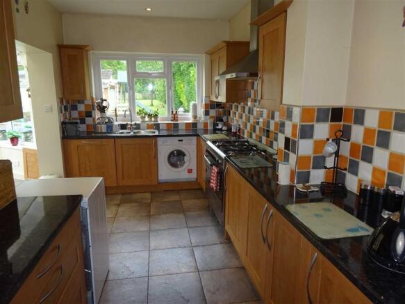 FITTED KITCHEN