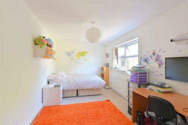 7 bed Detached to rent Image 9