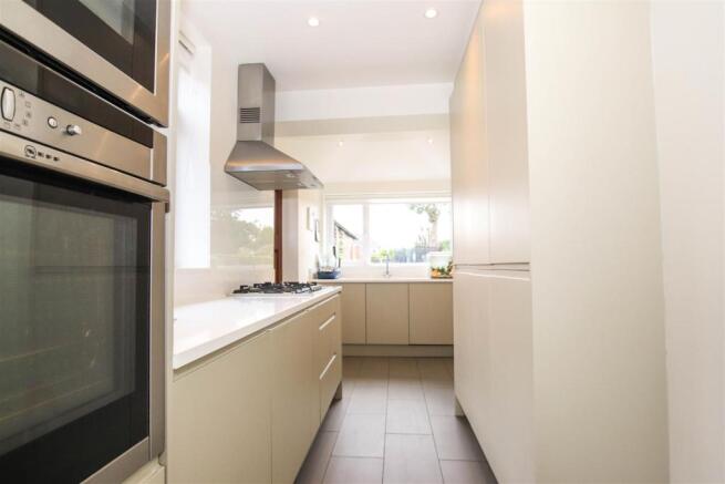 LUXURY FITTED KITCHEN