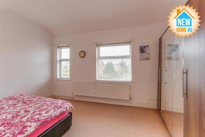 MAIN BEDROOM: