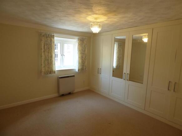 bedroom 1.JPG