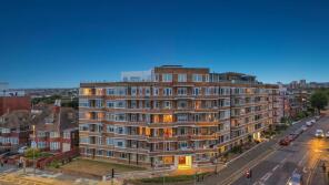 41, 143 Viceroy Lodge, Kingsway, Hove BN3 4RB