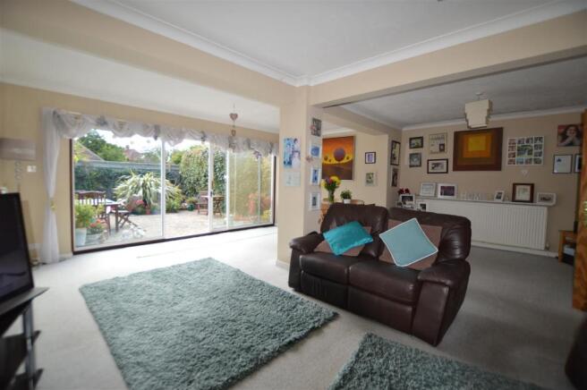 LOUNGE DINING ROOM