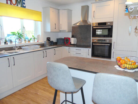 KITCHEN/BREAKFAST RM