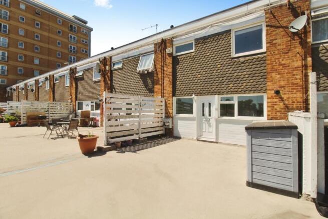 2-bed house on High Road, Broxbourne, £230,000
