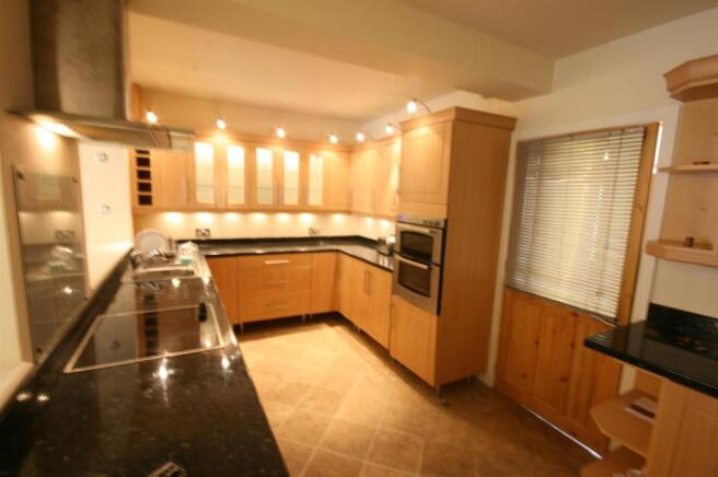 EXCELLENT FITTED KITCHEN