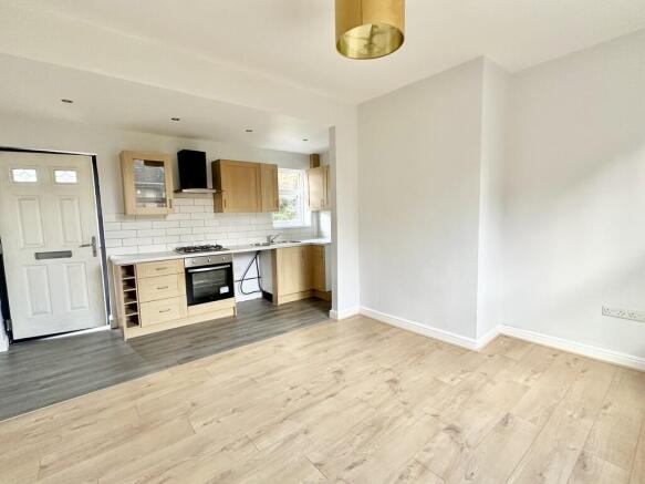 2 bed Terraced to rent Image 4