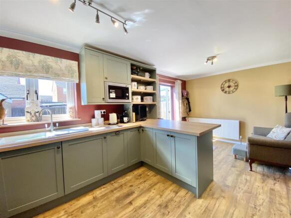 3 bed Semi-Detached for sale Image 5