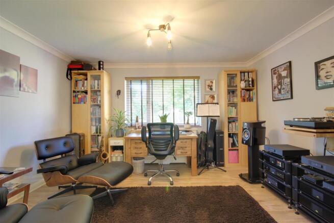 Sitting Room/Bedroom 4