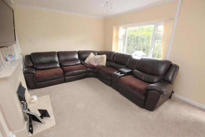 OPEN PLAN LIVING ROOM