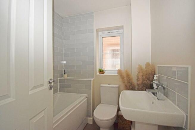 16 Furnival Drive, bathroom a.jpg