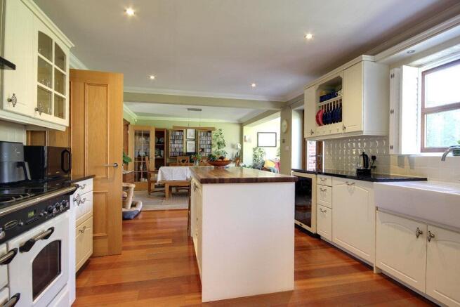 5 bed Detached for sale Image 8