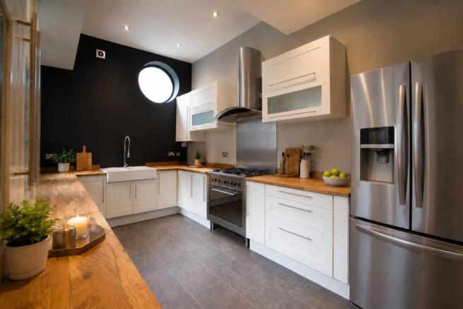 6 bed Semi-Detached for sale Image 3