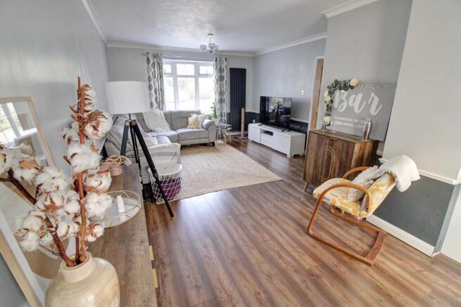8. Lounge/Dining Room