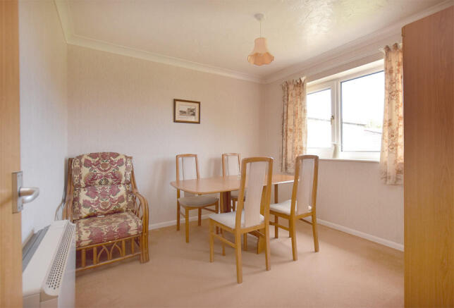 Bed 2 / Dining