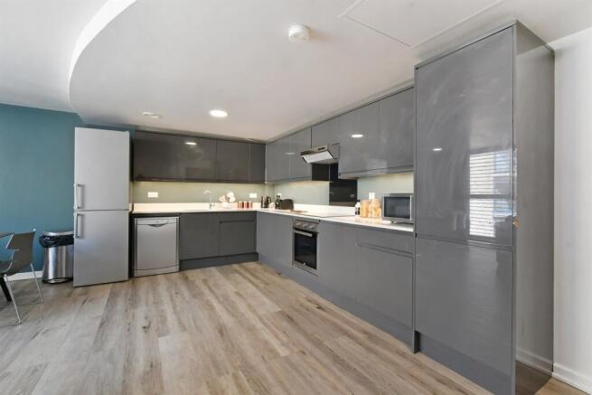 5 bed Apartment to rent Image 9