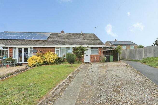 3-bed semi-detached on Crosskeys Way, Mattishall, Dereham, £160,000
