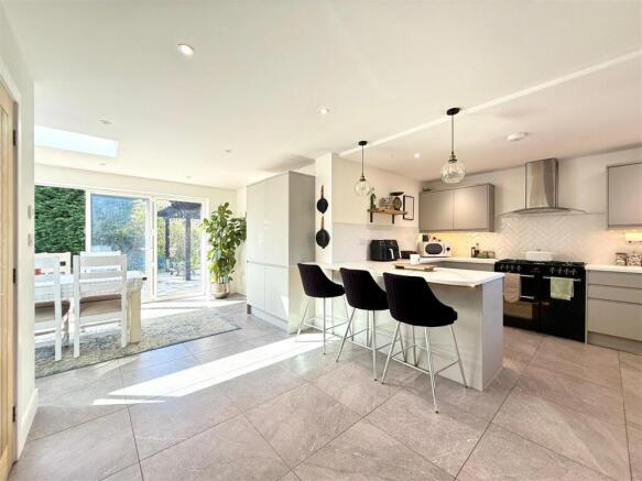 Kitchen/ Breakfast Room