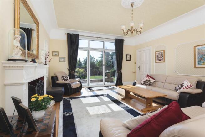 5 bed Detached for sale Image 9