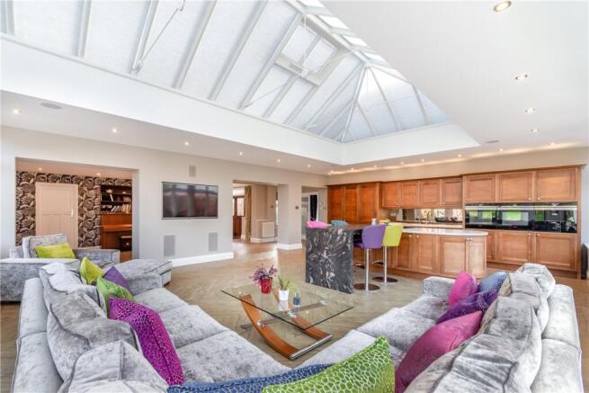 6 bed Detached for sale Image 4