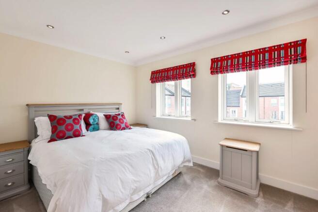 4 bed House to rent Image 6