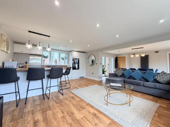 5 bed Detached for sale Image 4