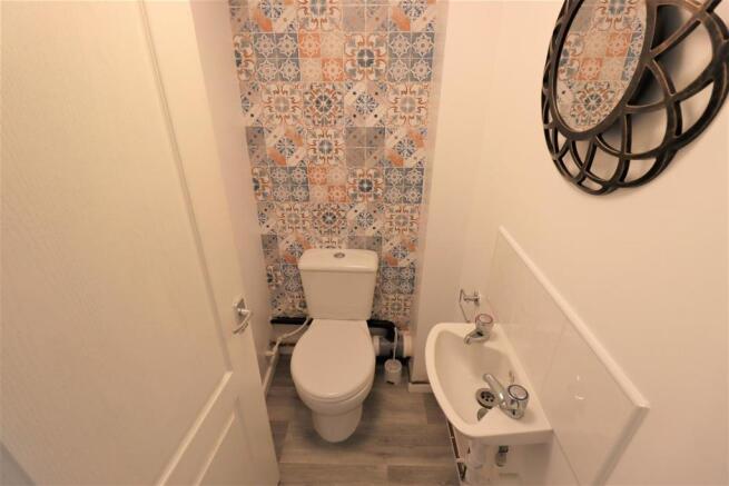 GUEST CLOAKROOM WITH WC