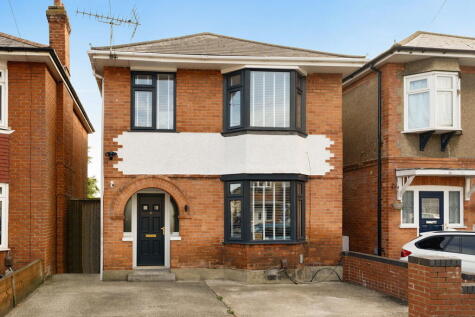 Stunning Elmes Road House - Off Street Parking