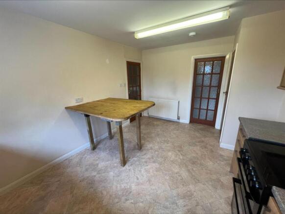 4 bed Detached to rent Image 4