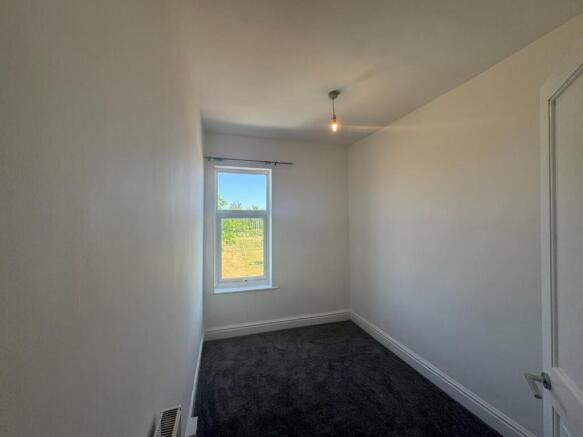 2 bed Terraced to rent Image 5