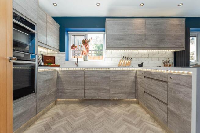 5 bed Detached for sale Image 7