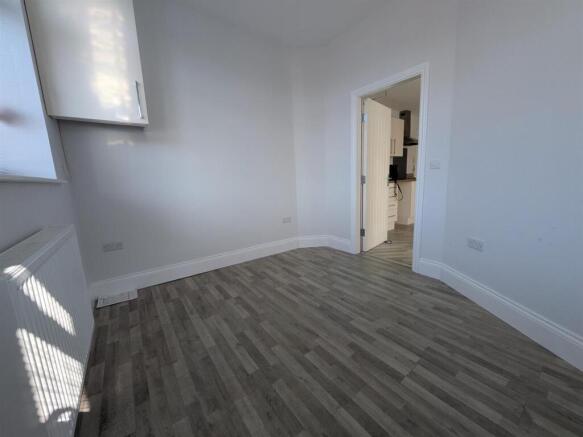 1 bed Ground Flat to rent Image 6