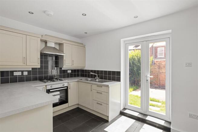 4 bed Semi-Detached to rent Image 8