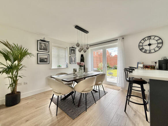 5 bed Detached for sale Image 5