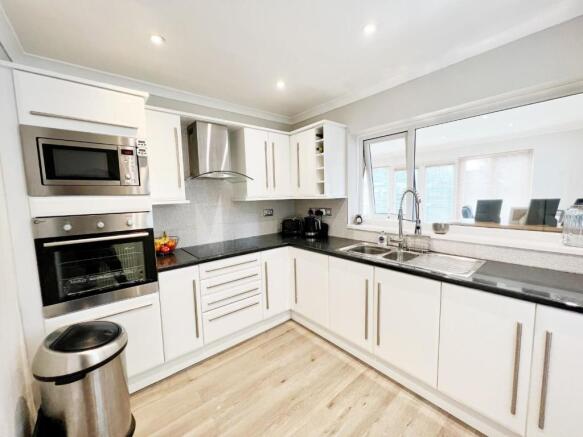 Kitchen pic 2.jpg