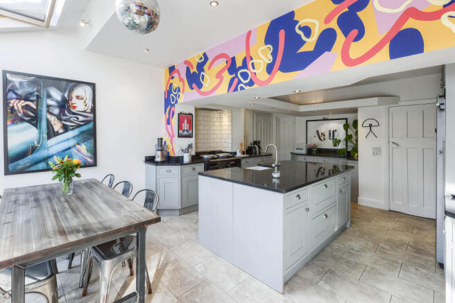 5 bed Semi-Detached for sale Image 9