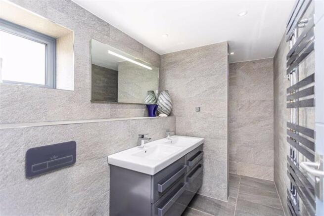 EN-SUITE SHOWER ROOM