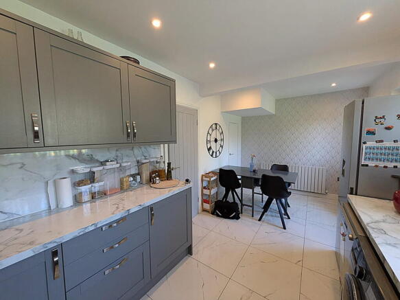 3 bed Semi-Detached for sale Image 6