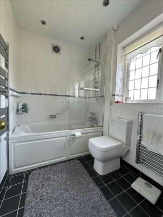 Bathroom (ground