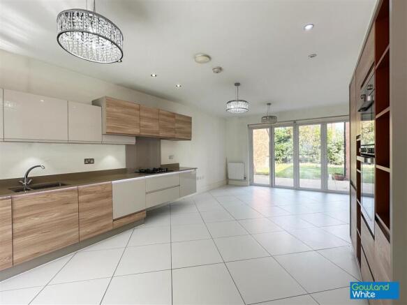 5 bed Detached for sale Image 7