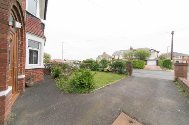 Front garden and driveway