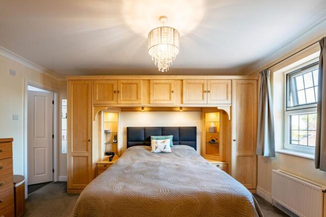 5 bed Detached for sale Image 8