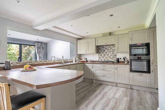 4 bed Detached for sale Image 6