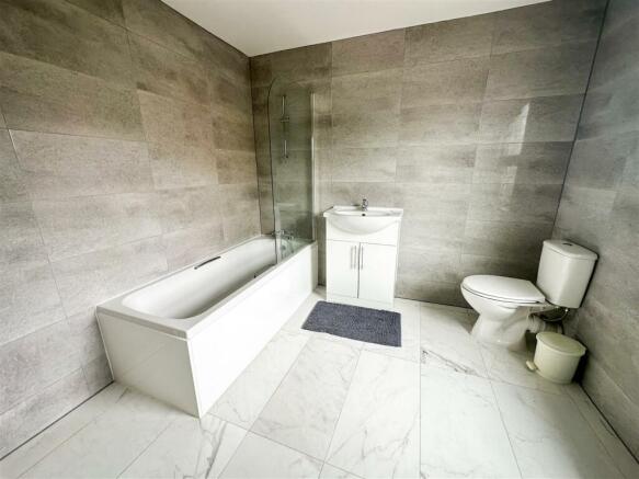 ALTERNATE VIEW OF BATHROOM