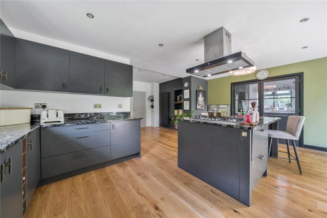 5 bed Detached for sale Image 7