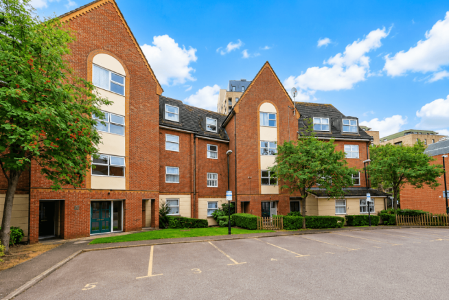 2 Bedroom 2nd Floor Flat to rent in Walthamstow C