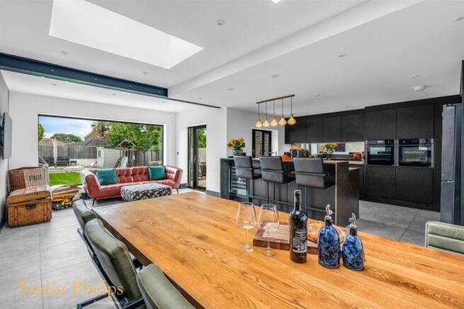 Elgin Road, Cheshunt  - Chain Free - Extended Home photo 4