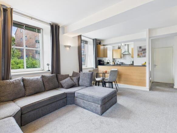 CAM03729G0-PR0142-STILL006